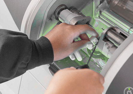 Especialista operando el sistema de diseño y fresado digital CAD/CAM