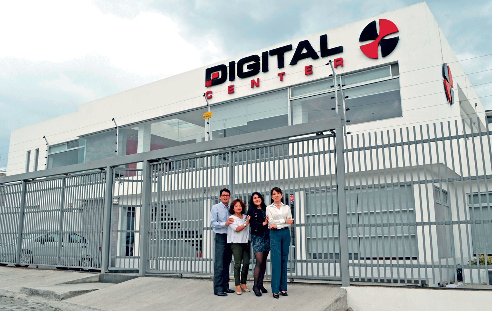 Área de recepción y oficinas de Digital Center en Quito