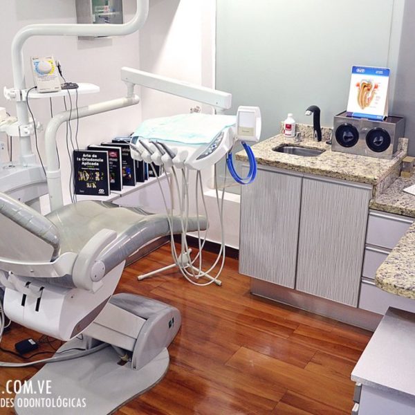 Consultorio de tratamiento de Divina Sonrisa con sillón dental, lámpara de luz y mueble de esterilización