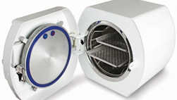 Autoclave abierto mostrando la cámara de esterilización de instrumental odontológico