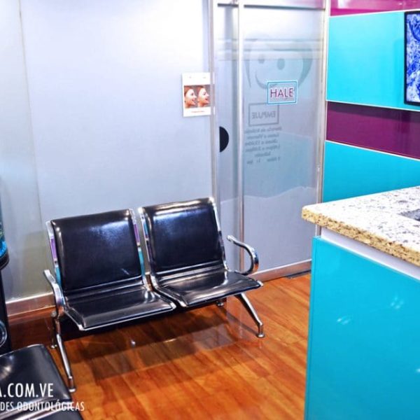 Sala de espera de Divina Sonrisa con sillas y puerta de acceso a consultorio