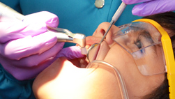 Odontóloga de Divina Sonrisa atendiendo a una paciente durante un tratamiento dental