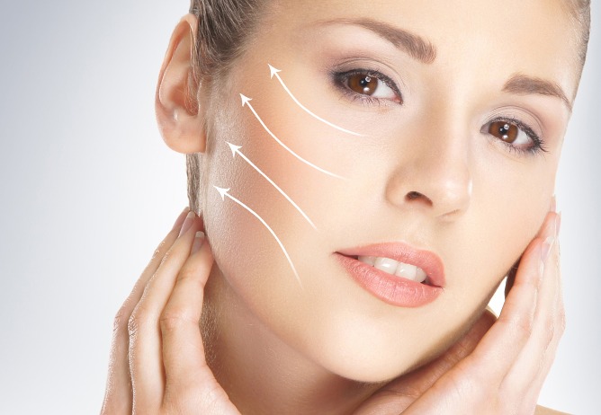 Planificación de un lifting facial con líneas de tensión marcadas sobre la mejilla