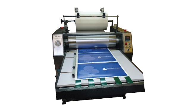 Máquina plastificadora en funcionamiento en el taller de acabados