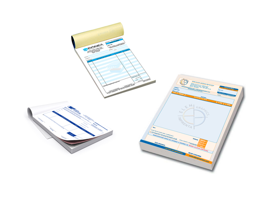 Varios talonarios de facturas y notas de venta apilados