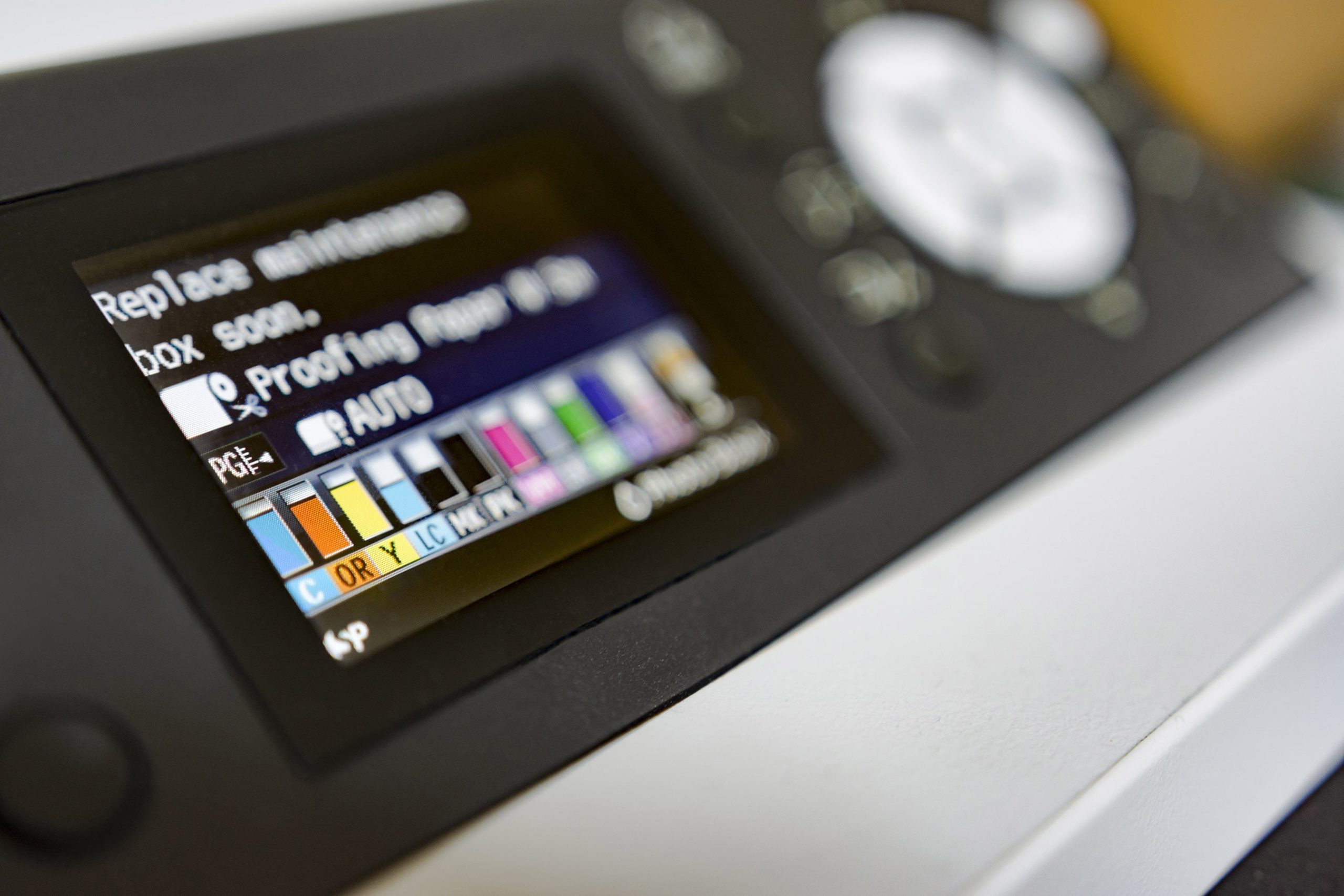 Detalle de la pantalla de control de una impresora digital de E-Mark Media