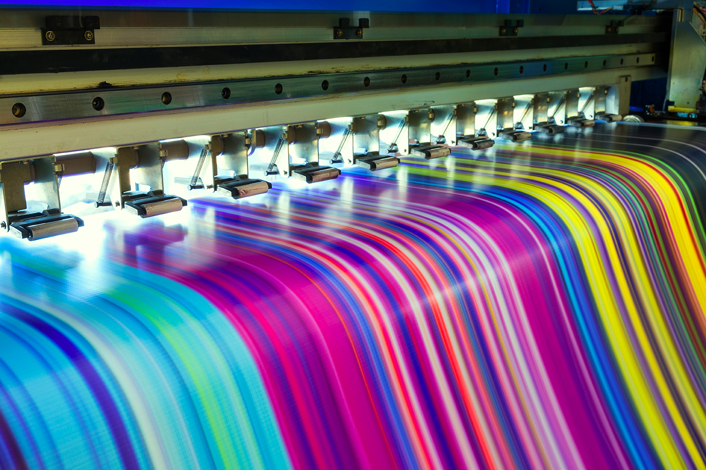 Impresora de gran formato de E-Mark Media imprimiendo cintas de color a alta velocidad