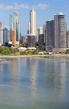 Vista del perfil urbano y la bahía de la Ciudad de Panamá, a minutos del hotel