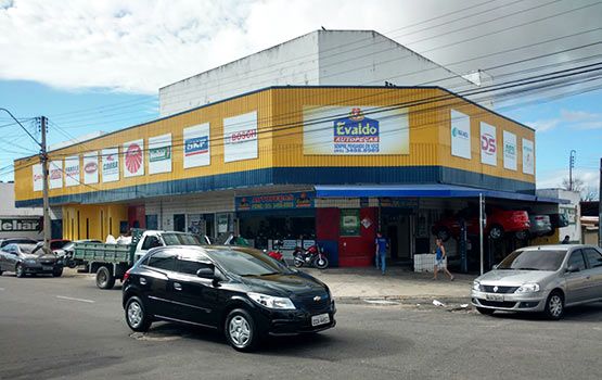 Fachada da loja Evaldo Auto Peças no São João do Tauape, Fortaleza