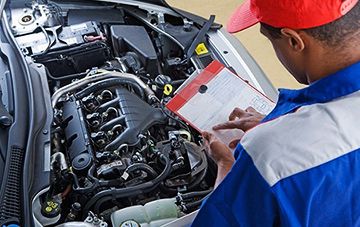 Mecânico fazendo diagnóstico eletrônico no motor de um carro