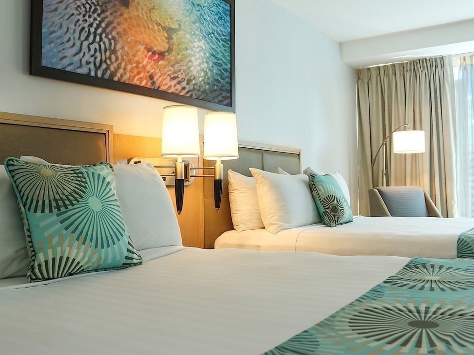 Detalle de la Junior Suite con obra de arte y sillón