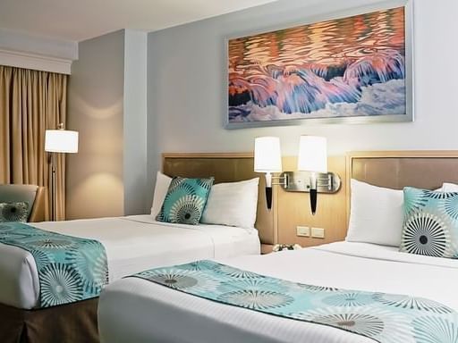 Habitación con dos camas y obra de arte del The Executive Hotel
