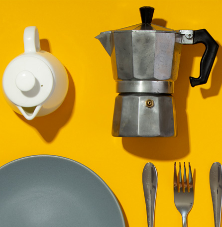 Menaje de cocina: vajilla, cafetera italiana y cubertería en Ferretería Artieda