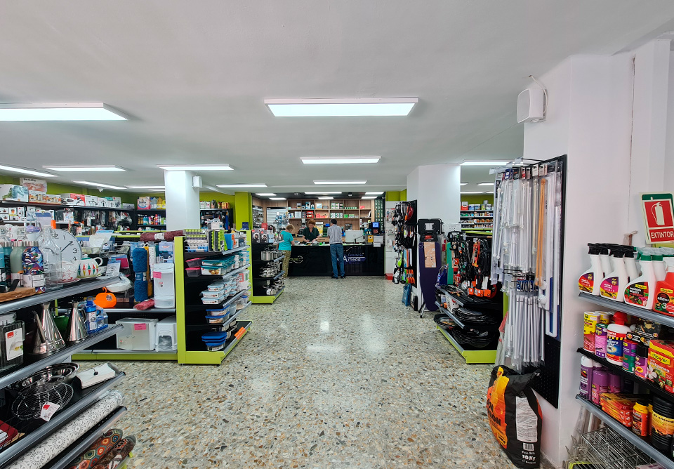 Interior de Ferretería Artieda con pasillos llenos de menaje, herramienta y droguería
