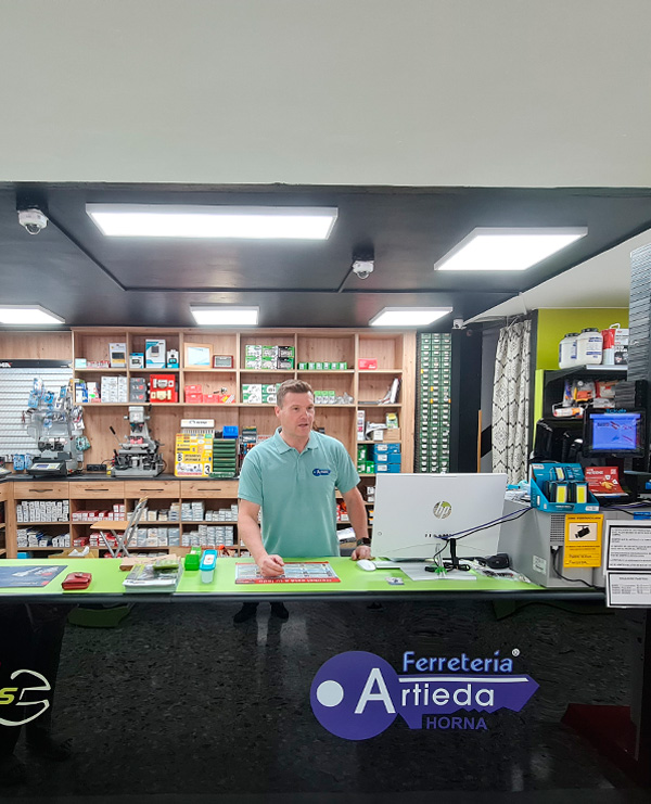 Mostrador de Ferretería Artieda con un empleado atendiendo en tienda