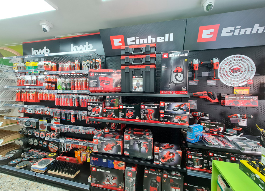 Expositor de herramienta eléctrica de marcas Einhell y kwb en Ferretería Artieda