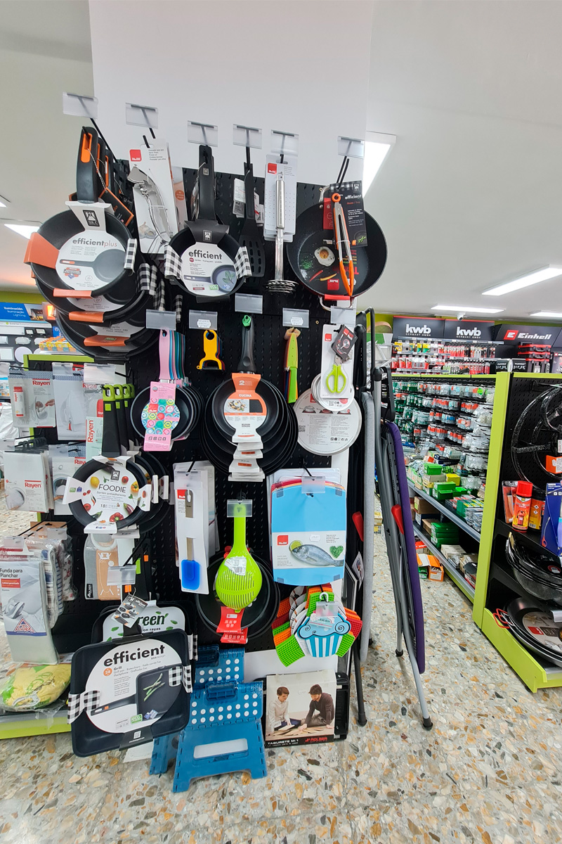 Expositor de menaje de cocina y utensilios de hogar en la tienda