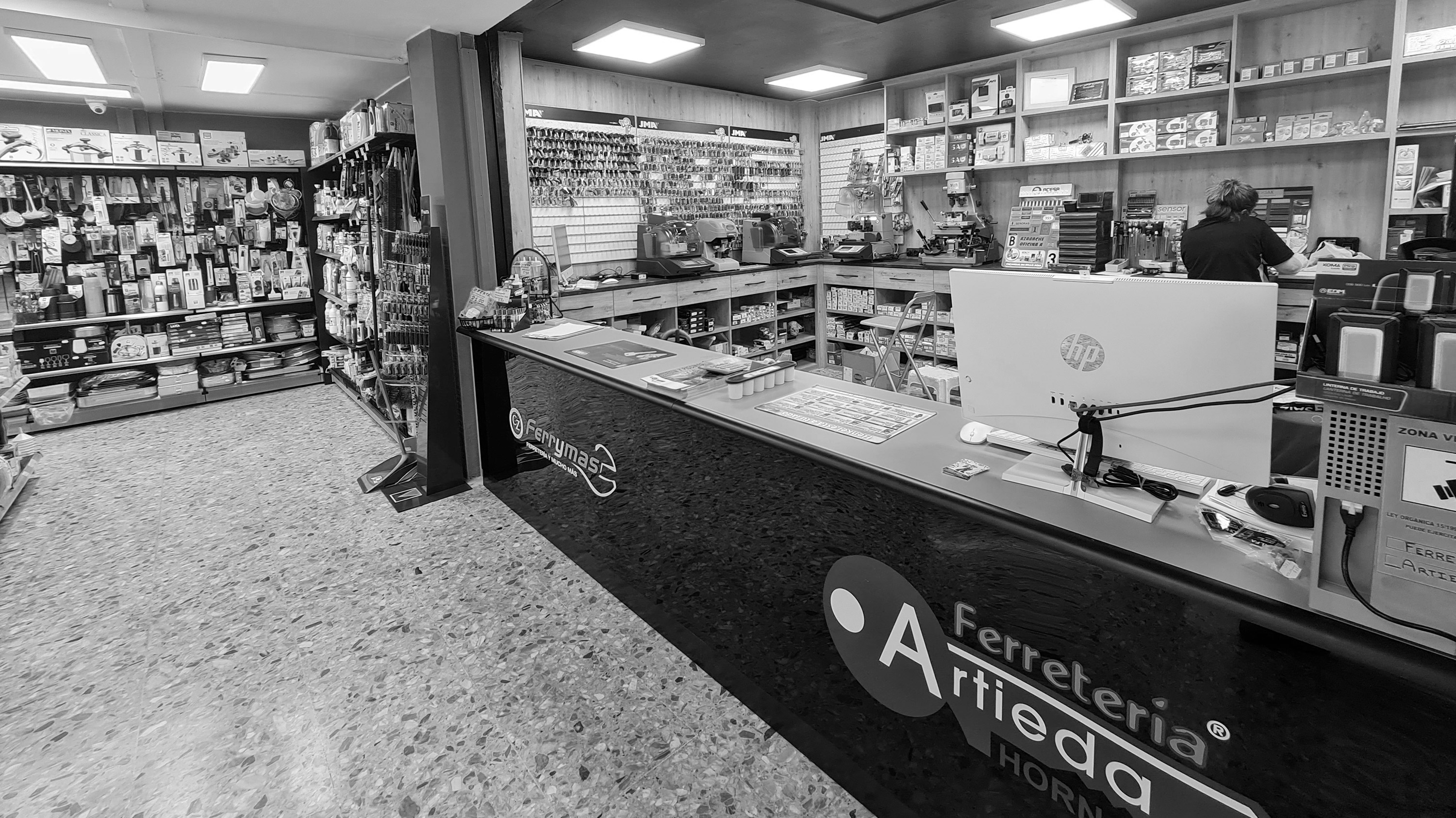 Mostrador histórico de Ferretería Artieda, con estanterías de llaves y herramientas