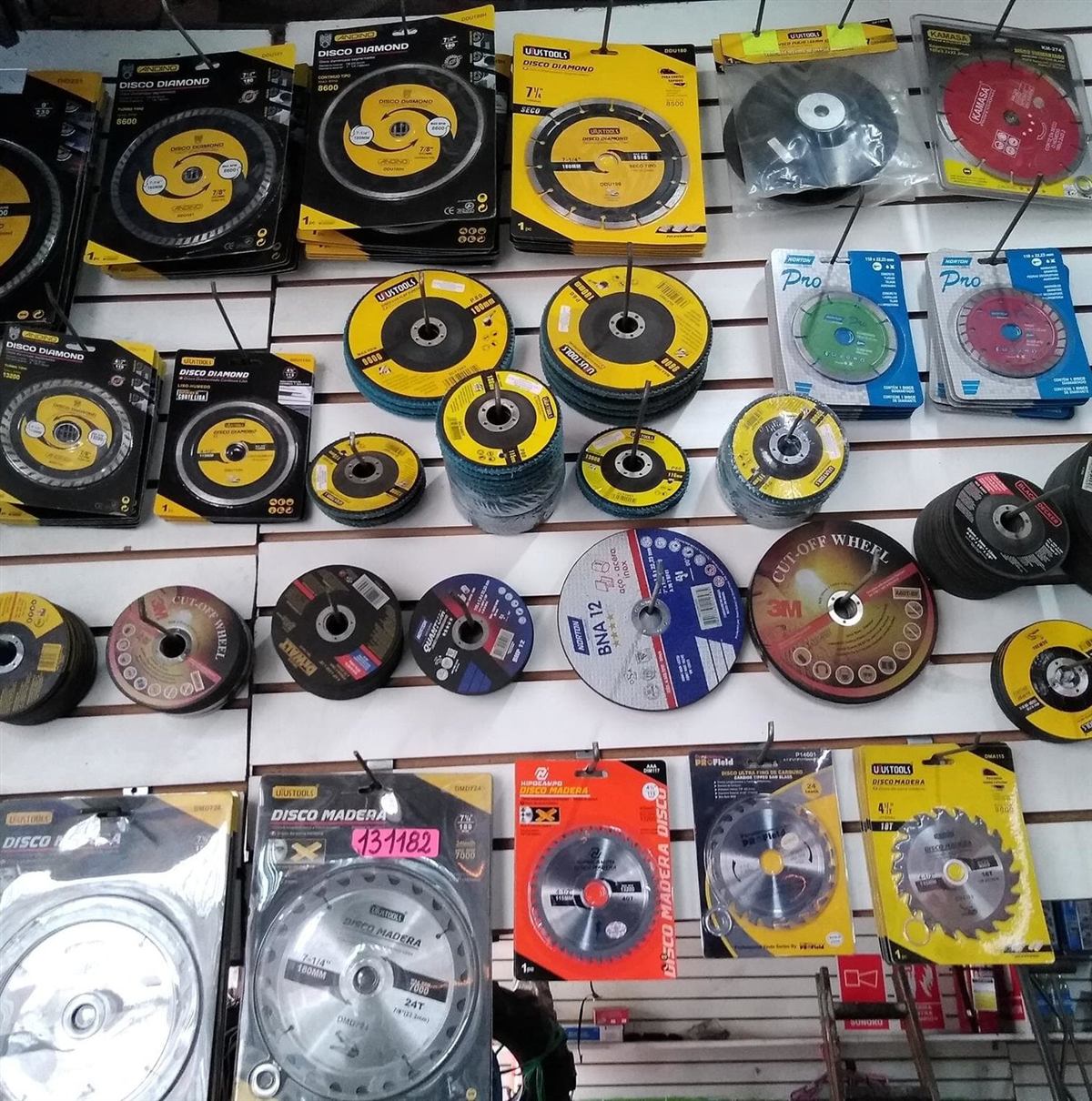 Pared de discos de corte, desbaste y diamantados en exhibición dentro de Ferretería Gamboa