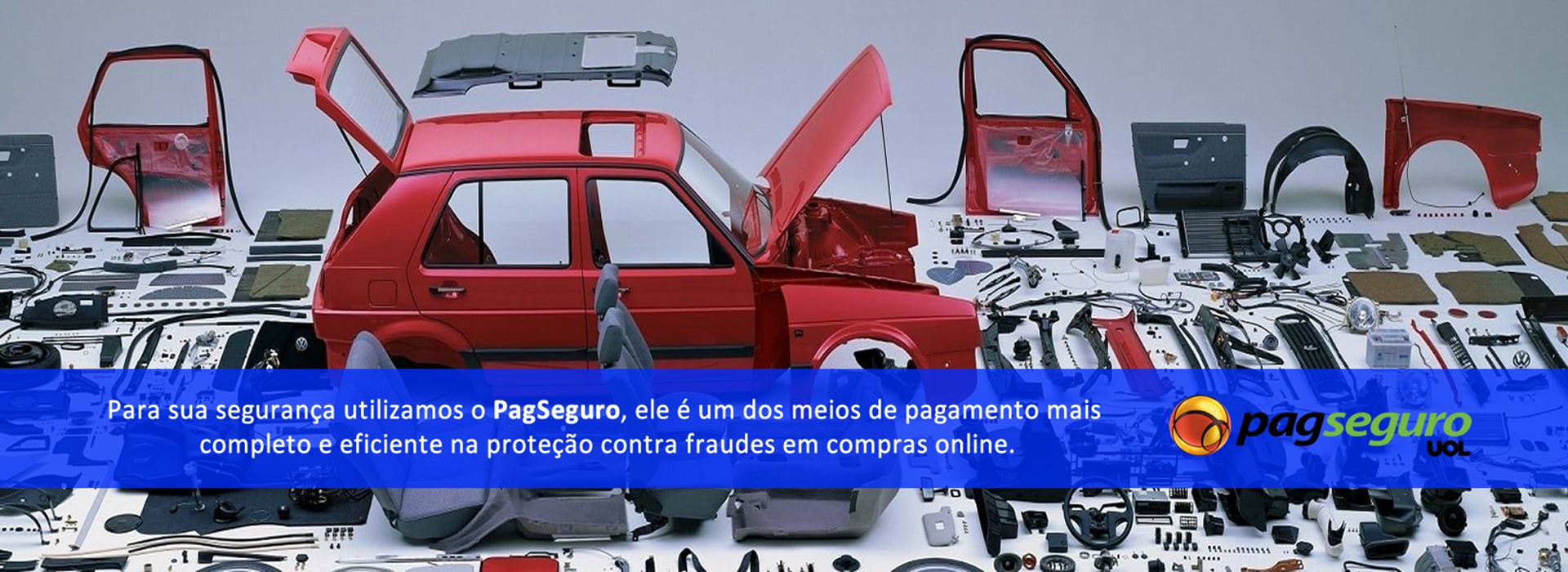 Carro desmontado com peças de carroceria, porta, para-lama e componentes organizados para revisão na Forte Auto Peças