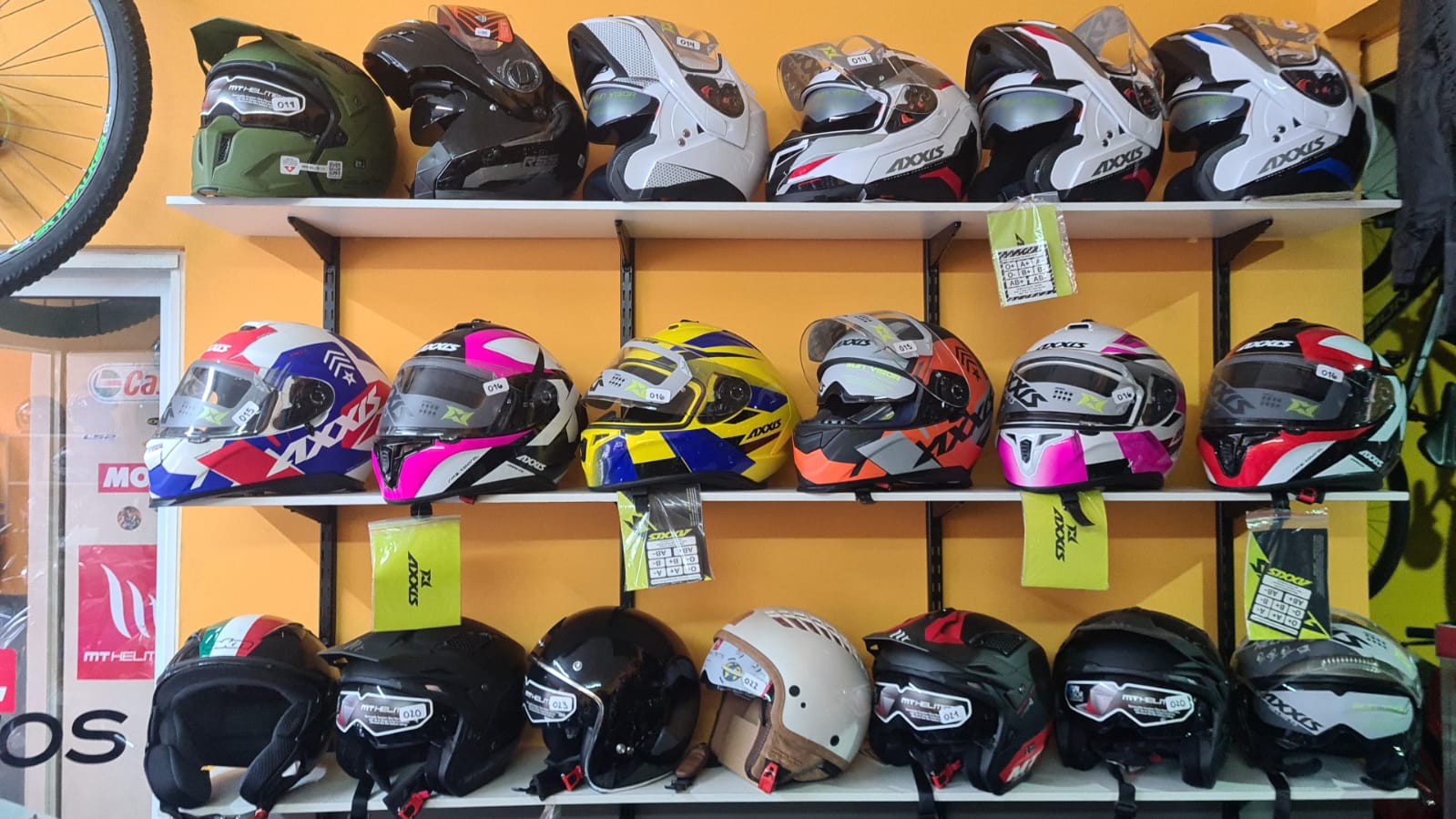 Cascos de distintas marcas en exhibición en GAB Motors