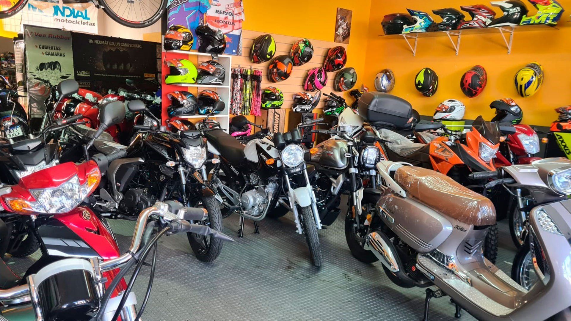 Motos y cascos en exhibición en el local de GAB Motors, Bahía Blanca
