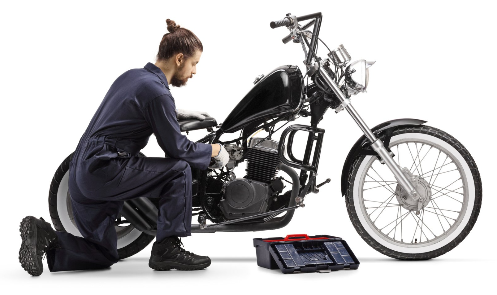Mecánico realizando el service técnico del motor de una motocicleta en GAB Motors