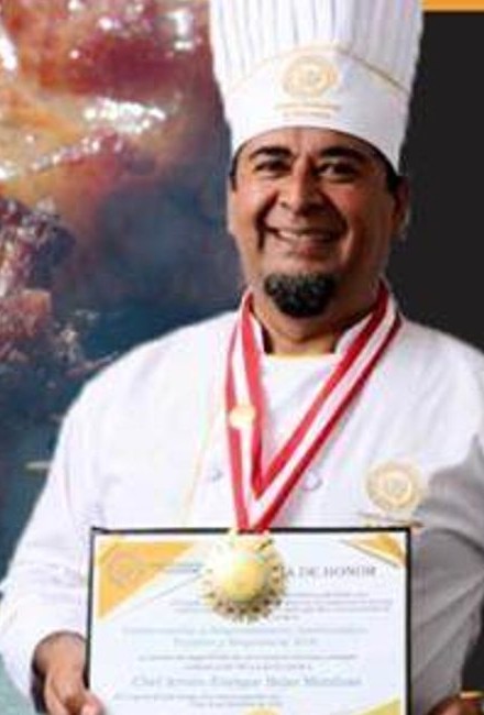 Chef Arturo Bejar de GastroAventuras, con su medalla de honor y diploma de reconocimiento