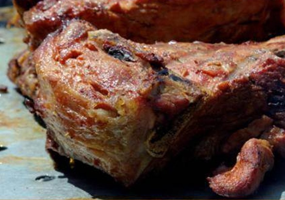 Costillas de cerdo a la parrilla, doradas y jugosas, especialidad ahumada del chef de GastroAventuras