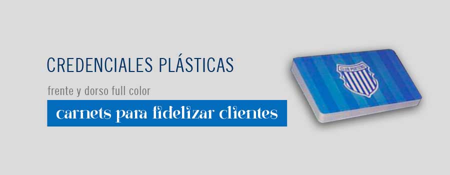 Credencial plástica full color impresa por Gráfica CTP, frente y dorso, sobre un fondo con el texto Credenciales Plásticas