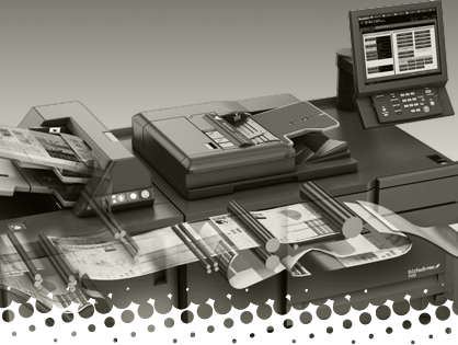 Máquina de impresión digital terminando pliegos de folletería en el taller de Gráfica Musumeci