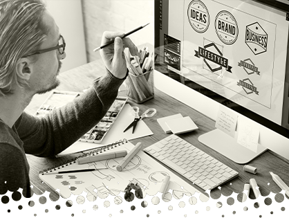 Diseñador gráfico trabajando en la identidad visual y las artes de un cliente antes de enviarlas a imprenta