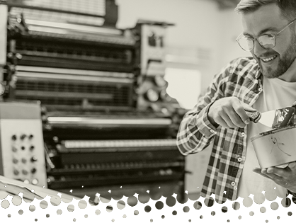 Operario ajustando la tinta en una máquina de impresión offset en el taller de Gráfica Musumeci