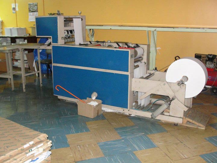 Máquina de corte de papel del taller de Gráfica Neo Mundo