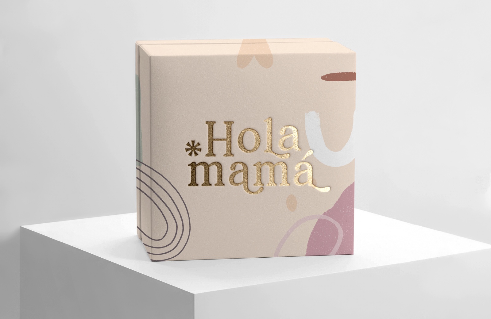 Empaque de cartón con tipografía en foil dorado en relieve impreso por Gráficas TJ