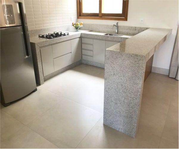 Cozinha com bancada de granito instalada pela GranMármores em Fortaleza