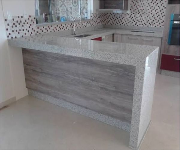 Balcão de cozinha em granito cinza com painel amadeirado