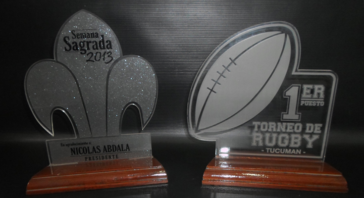 Trofeos acrílicos grabados por Graphis Impresores para un torneo de rugby y uno de tenis en Tucumán