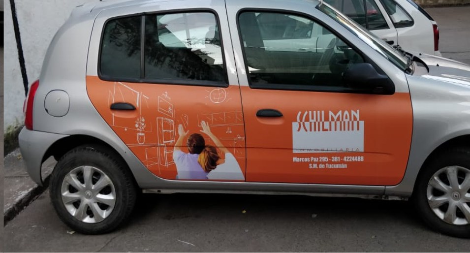 Auto vestido con vinilo naranja para una inmobiliaria, gráfica vehicular de Graphis Impresores