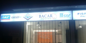Rótulo iluminado de local comercial de repuestos, cartelería nocturna de Graphis Impresores