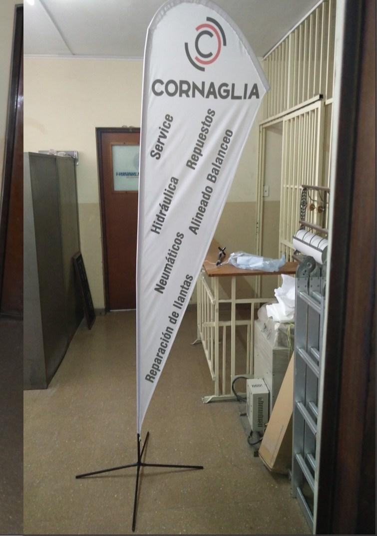 Bandera feather publicitaria impresa para un service de neumáticos