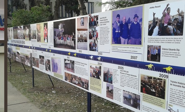 Gigantografía de línea de tiempo institucional exhibida al aire libre