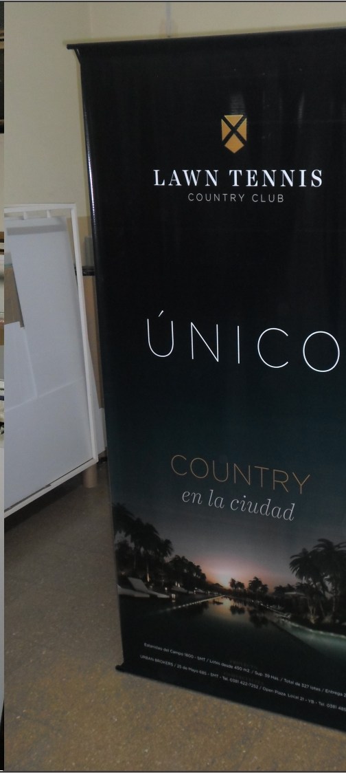 Banner roll-up vertical de un country club, ejemplo de banner para eventos hecho por Graphis Impresores