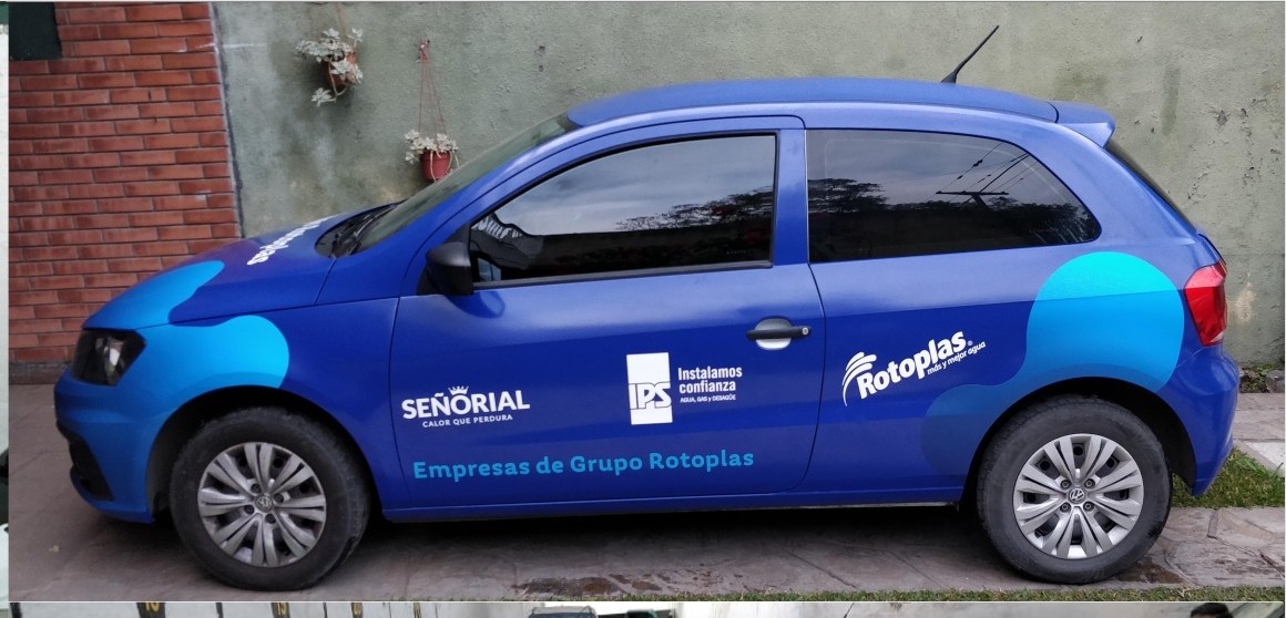 Vehículo utilitario vestido con vinilo a color, ejemplo de gráfica vehicular de Graphis Impresores