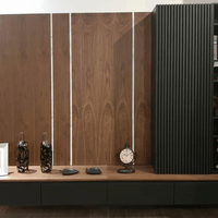 Closet vestidor con puertas ranuradas en madera oscura y repisas de exhibición, fabricado por LC Conceptos