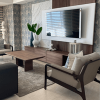 Sala moderna con panel de TV en madera y mármol, mueble de LC Conceptos