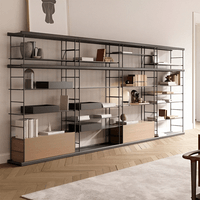 Librero modular de piso a techo en madera y metal negro, fabricado a medida