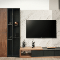 Panel de TV combinando madera nogal y mármol con librero lateral en negro
