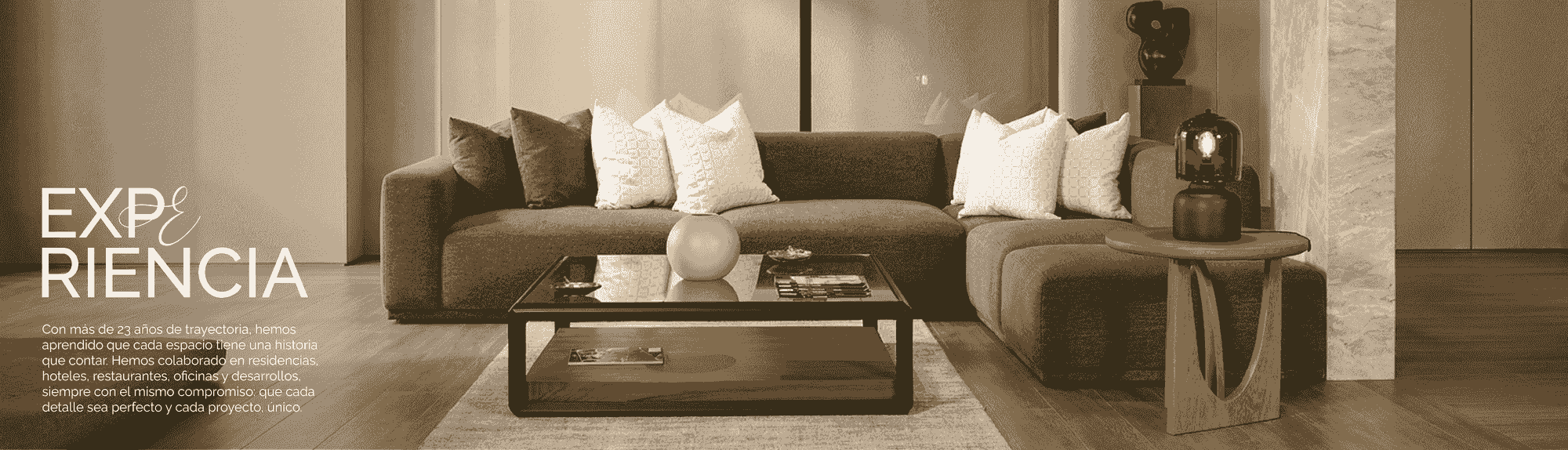 Sala lounge con sillones tapizados en beige y mesas de centro de madera, proyecto de LC Conceptos