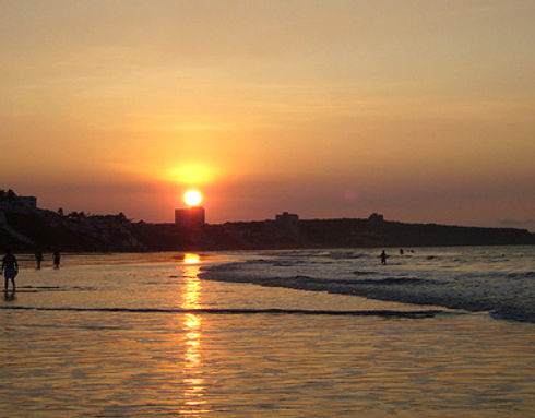 Atardecer en una playa de Manta, Manabí